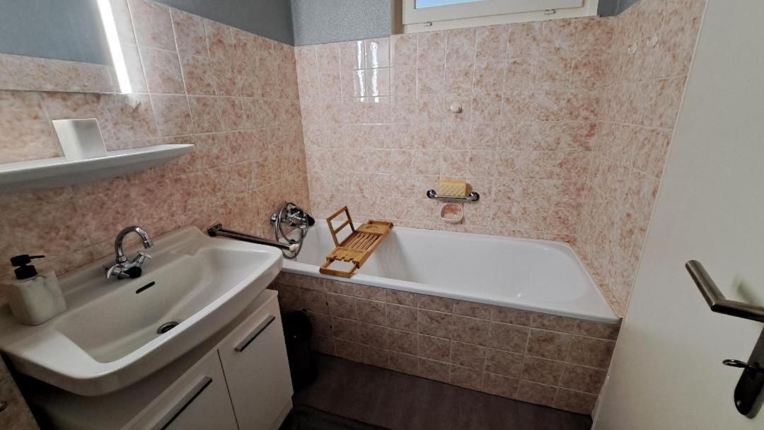 1-Zimmer-Appartement Schoene Aussicht ลางเกลส์ไฮม์ ภายนอก รูปภาพ